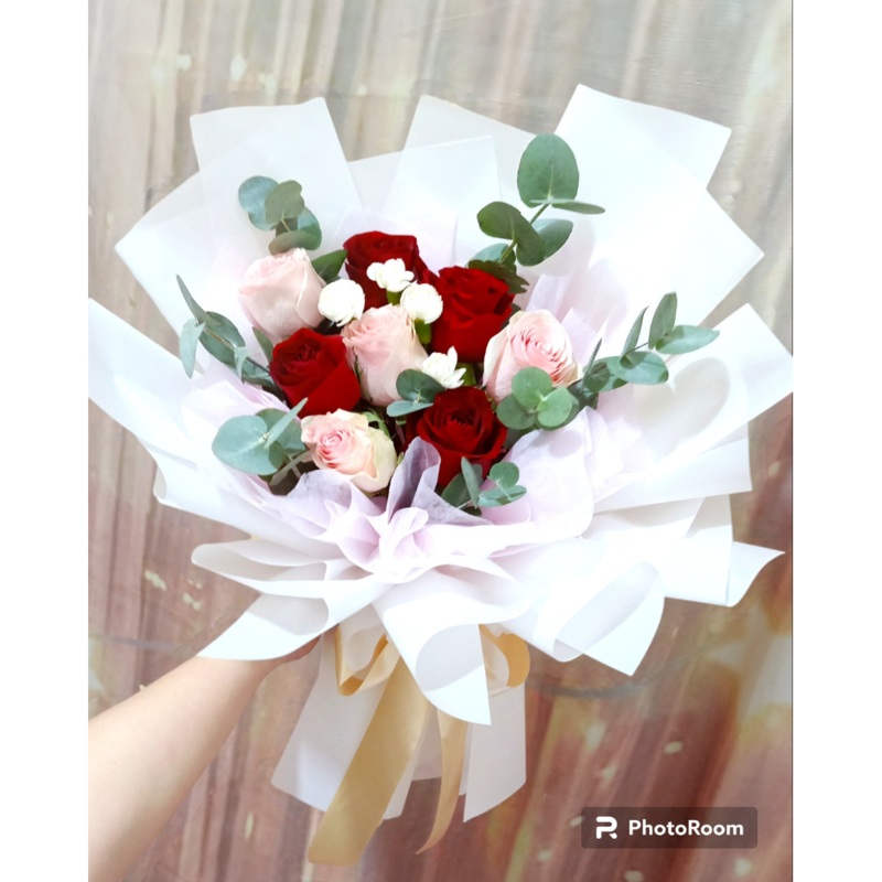8 Roses Flower Bouquet (Kuching Delivery Only)