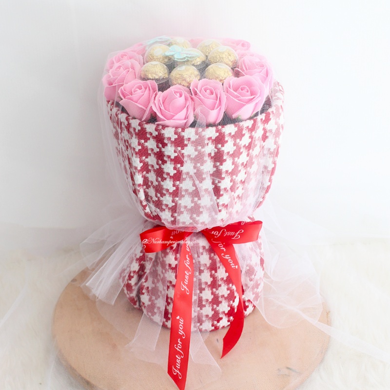 Nura Flower Soap with Chocolate Bouquet (Klang Valley Delivery Only)