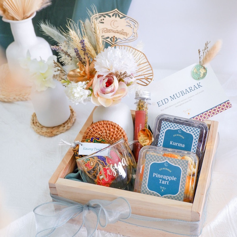 Raya Mulia Wooden Box with Personalised Mug (Klang Valley Delivery Only)