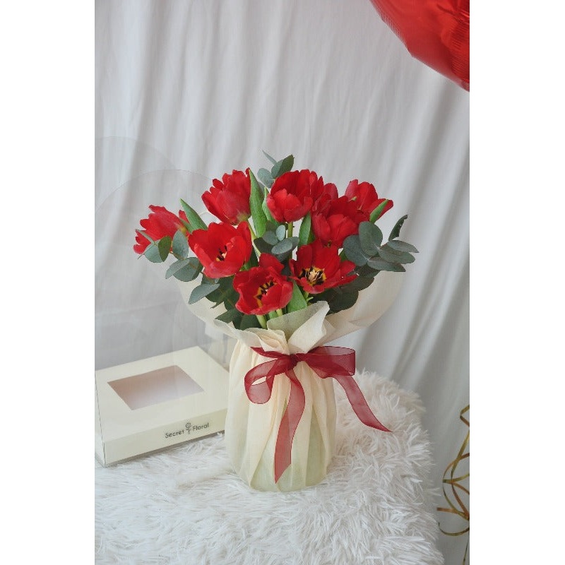 Valentine’s Day 2023 | Tulip In Vase (Fresh Flower) (Klang Valley Delivery Only)