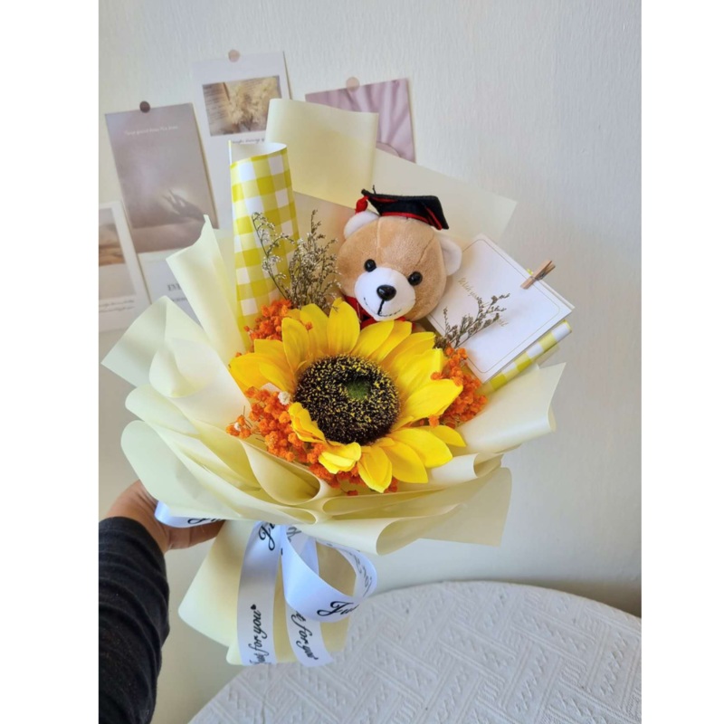 Graduation Bouquet Sunflower with Toys (West Malaysia Delivery Only)