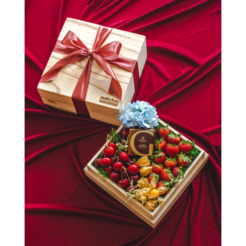 Indulgence – Wooden Fruit Box with Godiva Chocolate (Klang Valley Delivery)
