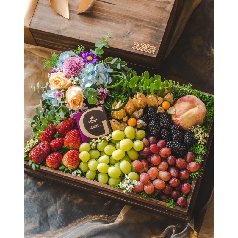 Decadence – Wooden Fruit Box with Godiva Chocolate (Klang Valley Delivery)