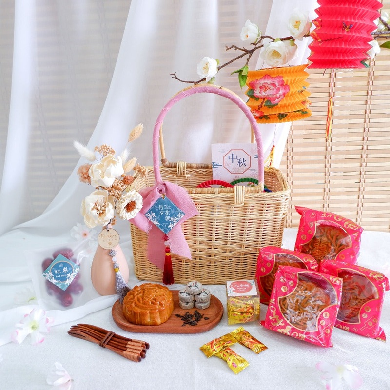 Moonlight Blossom Rattan Basket with Preserved Flower Vase (Klang Valley Delivery)’Mooncake Festival 2024′