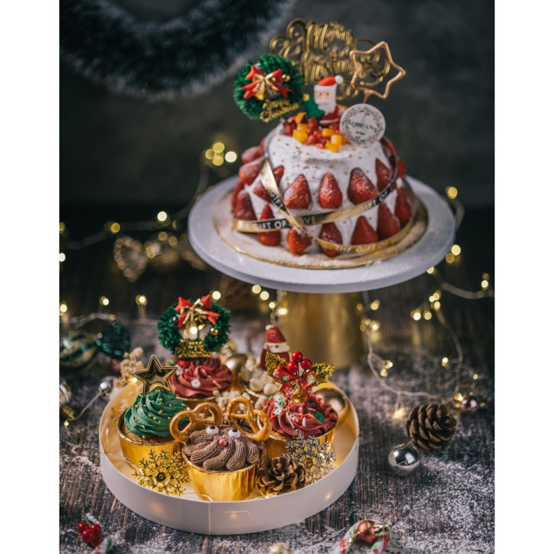 Christmas Strawberry Tree Cake + Xmas Snack Box / Cupcakes Set | (Klang Valley Delivery)