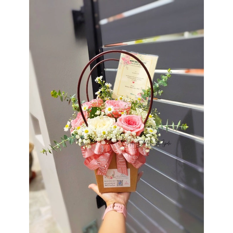 Fresh Flowers Gift Box Arrangement (Ipoh Delivery Only)
