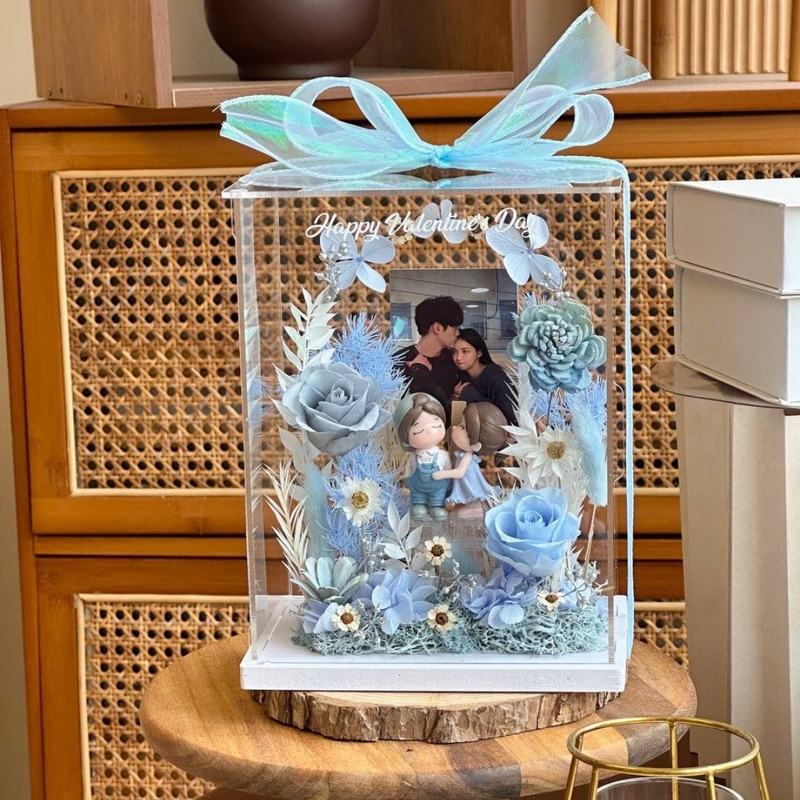 Queenie Preserved Flower Acrylic Box (Klang Valley Delivery Only)