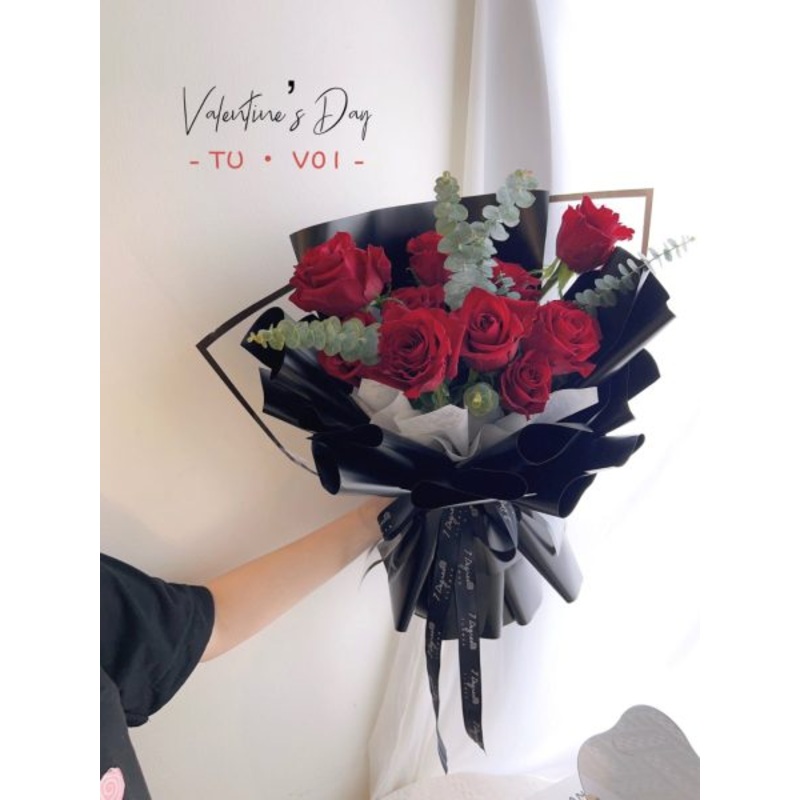 V01 – Red Roses Flower Bouquet